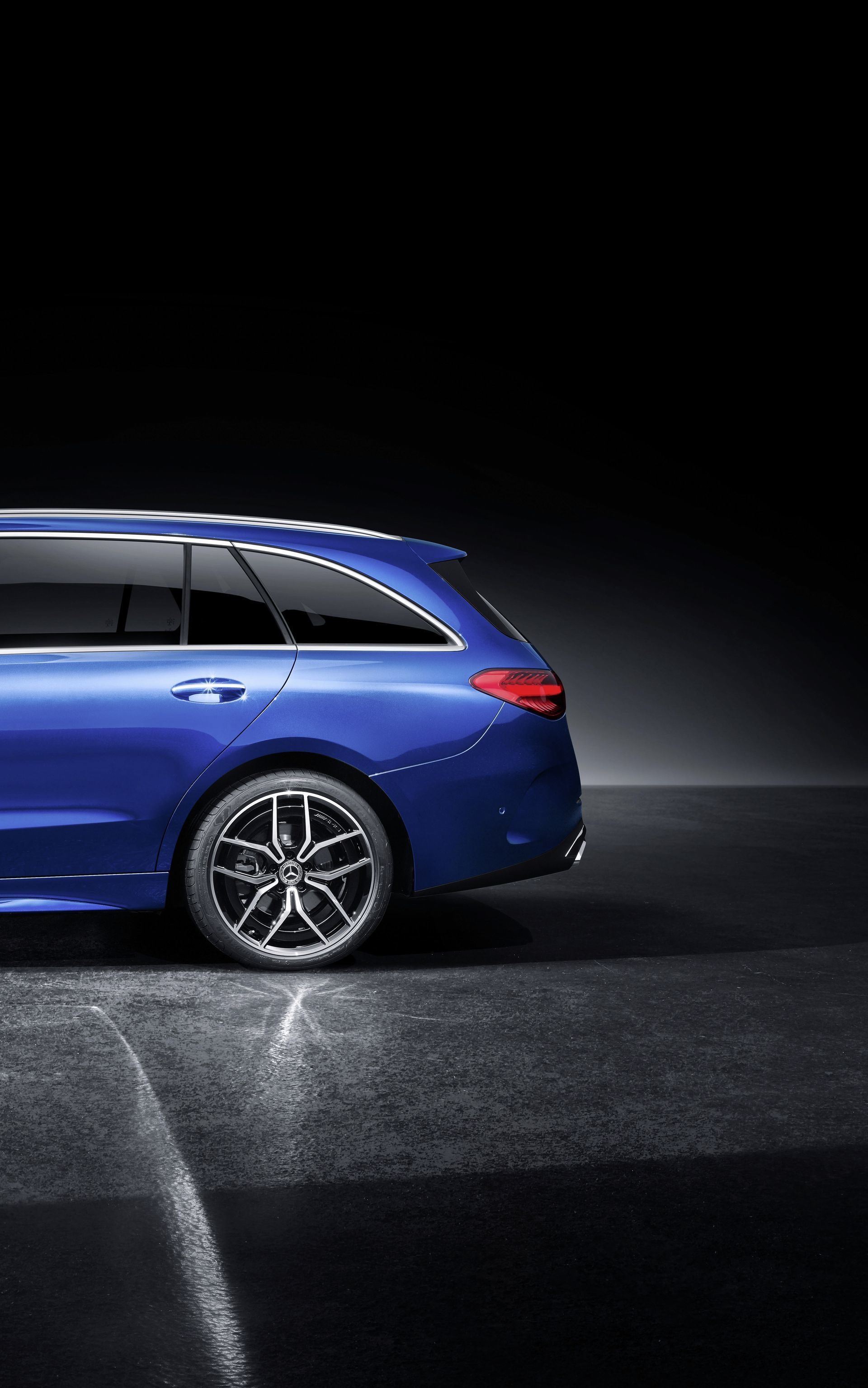 Destacando la zaga del Mercedes Clase C familiar, realzando diseño y funcionalidad.