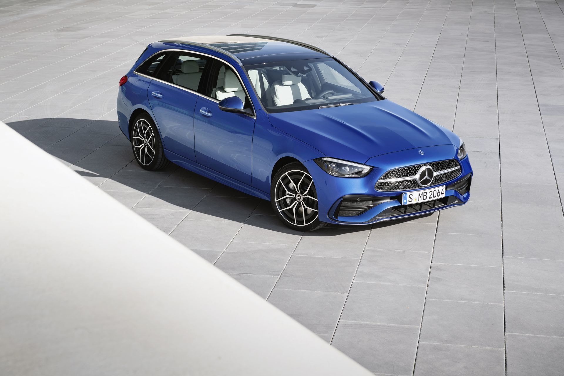 Perfil dinámico del Mercedes Clase C en un entorno urbano.