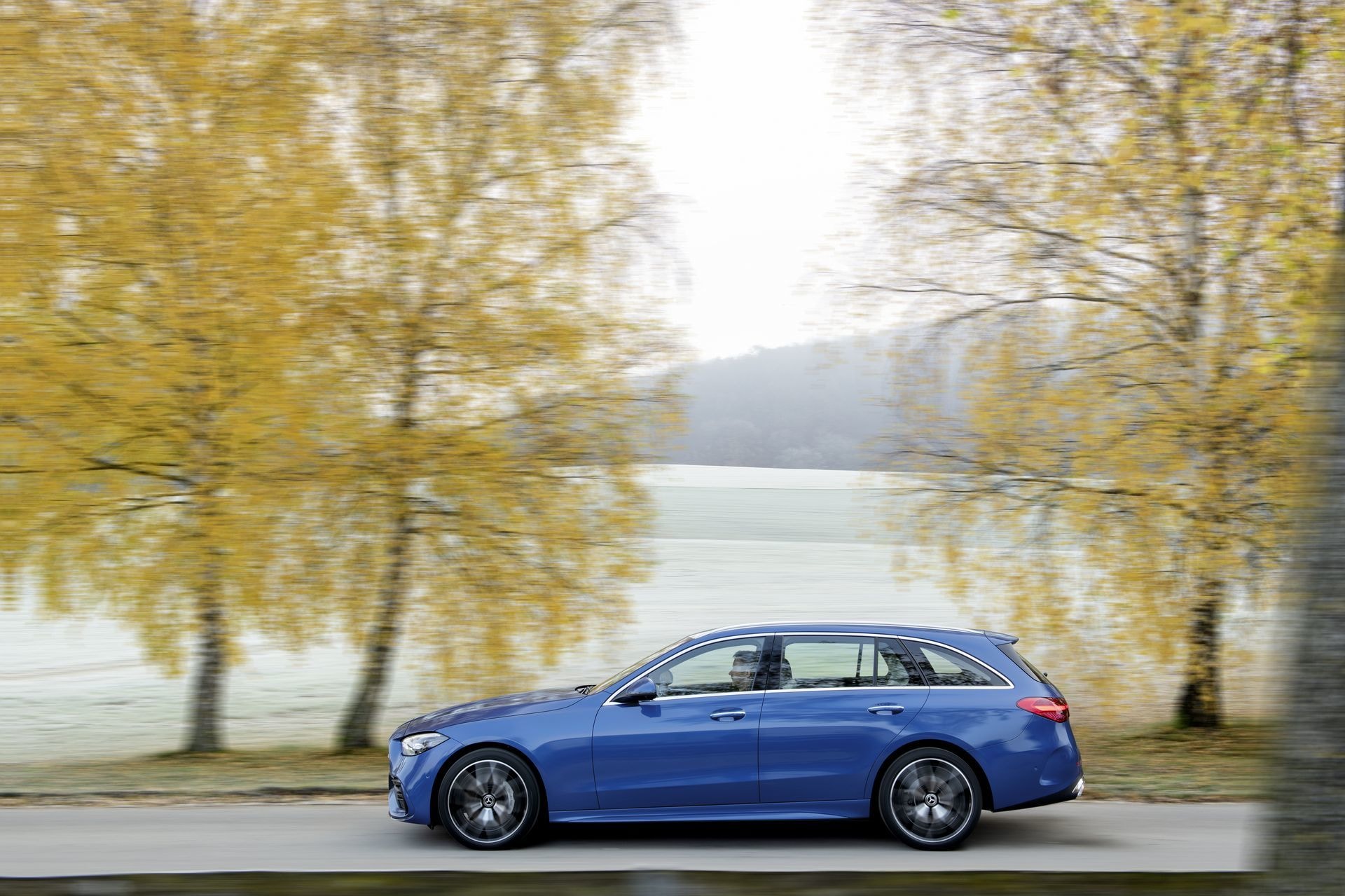 Perfil lateral de un Mercedes Clase C con hojas de otoño de fondo.