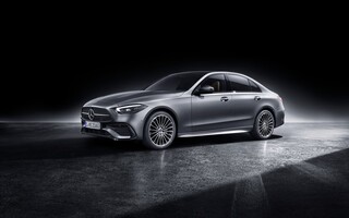 Vista lateral del Mercedes Clase C que muestra su diseño aerodinámico. Vista lateral del Mercedes Clase C que muestra su diseño aerodinámico.