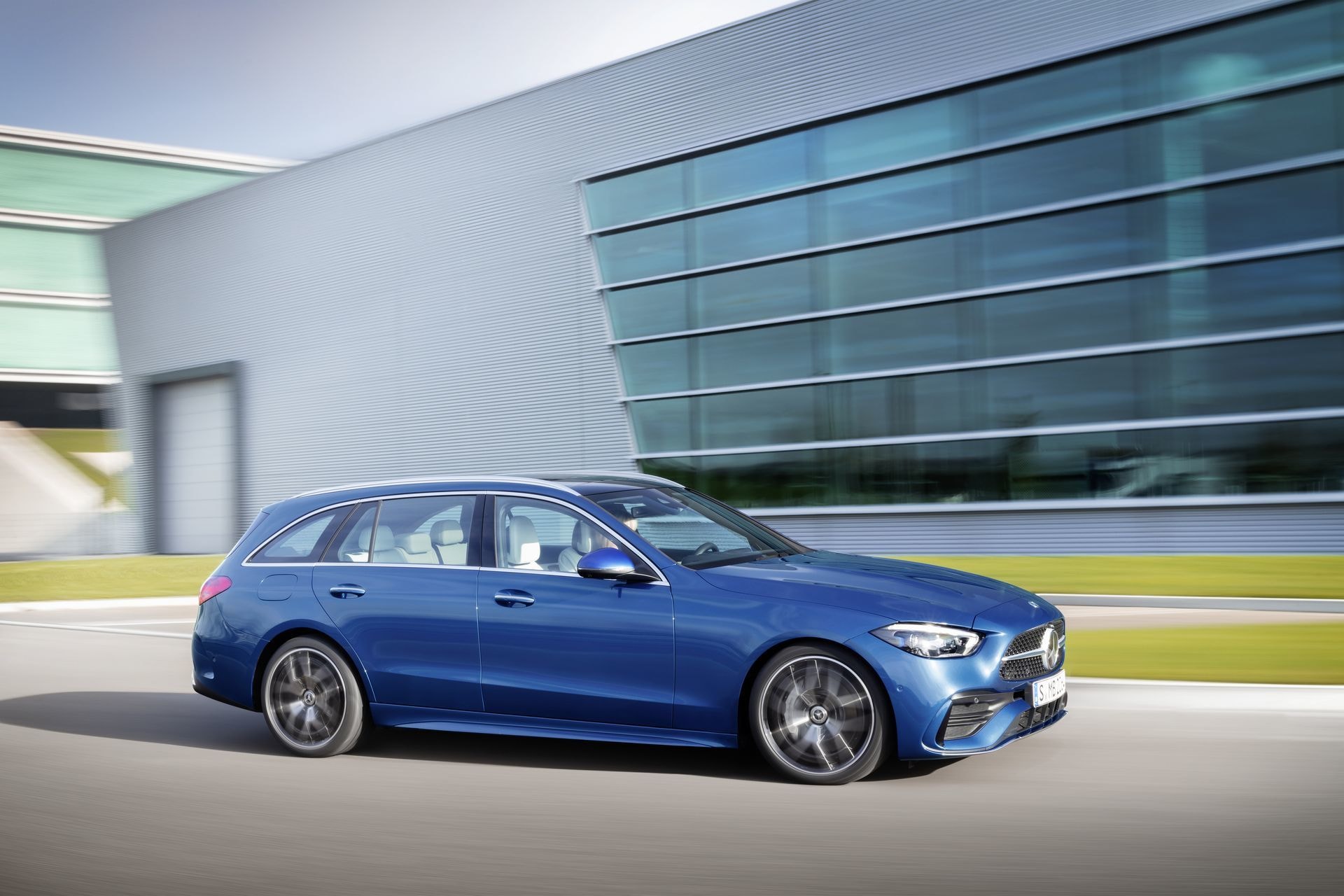 Trasera del Mercedes Clase C capturada en alta velocidad, diseño deportivo.