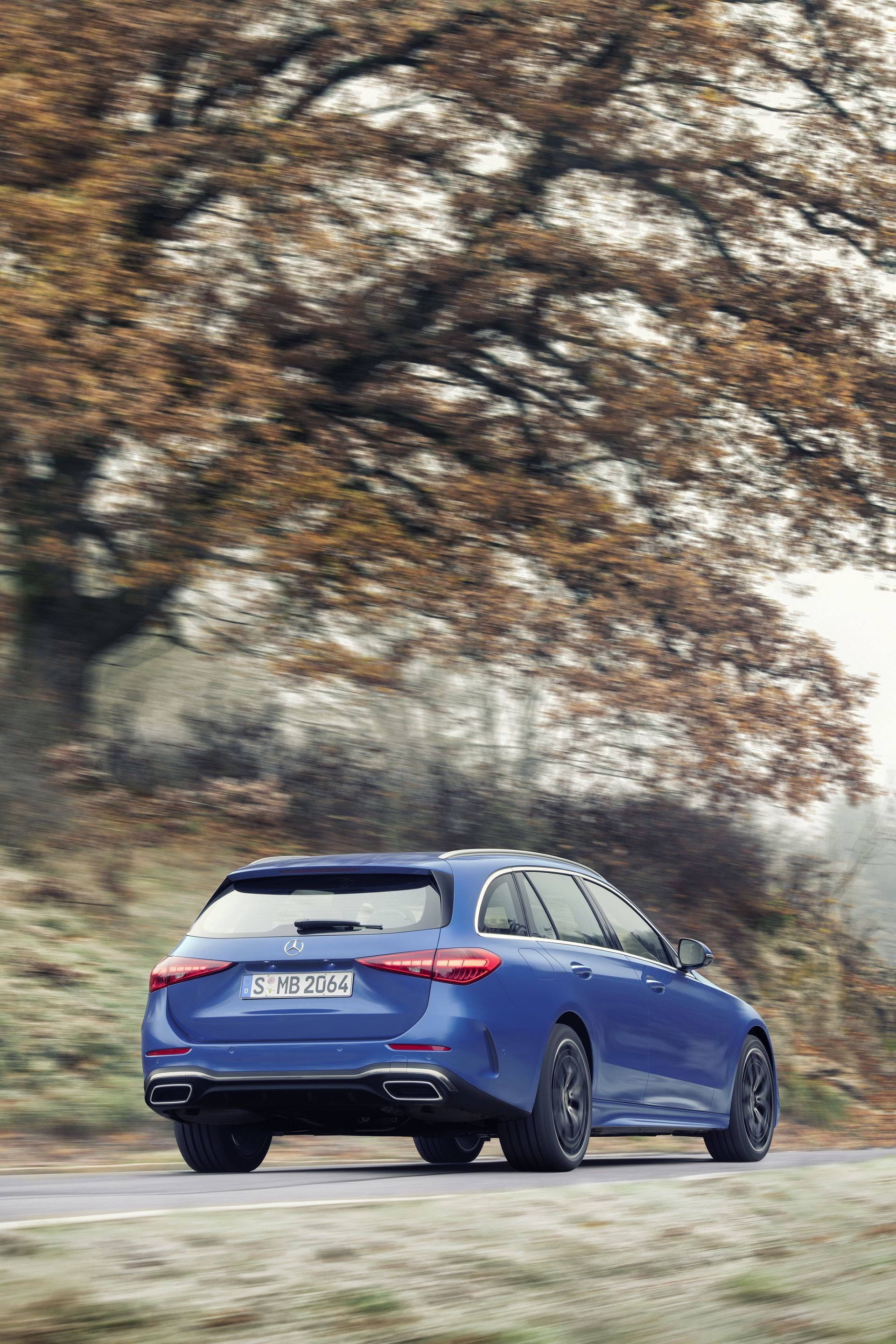 Vista trasera y lateral de un Mercedes Clase C en movimiento.