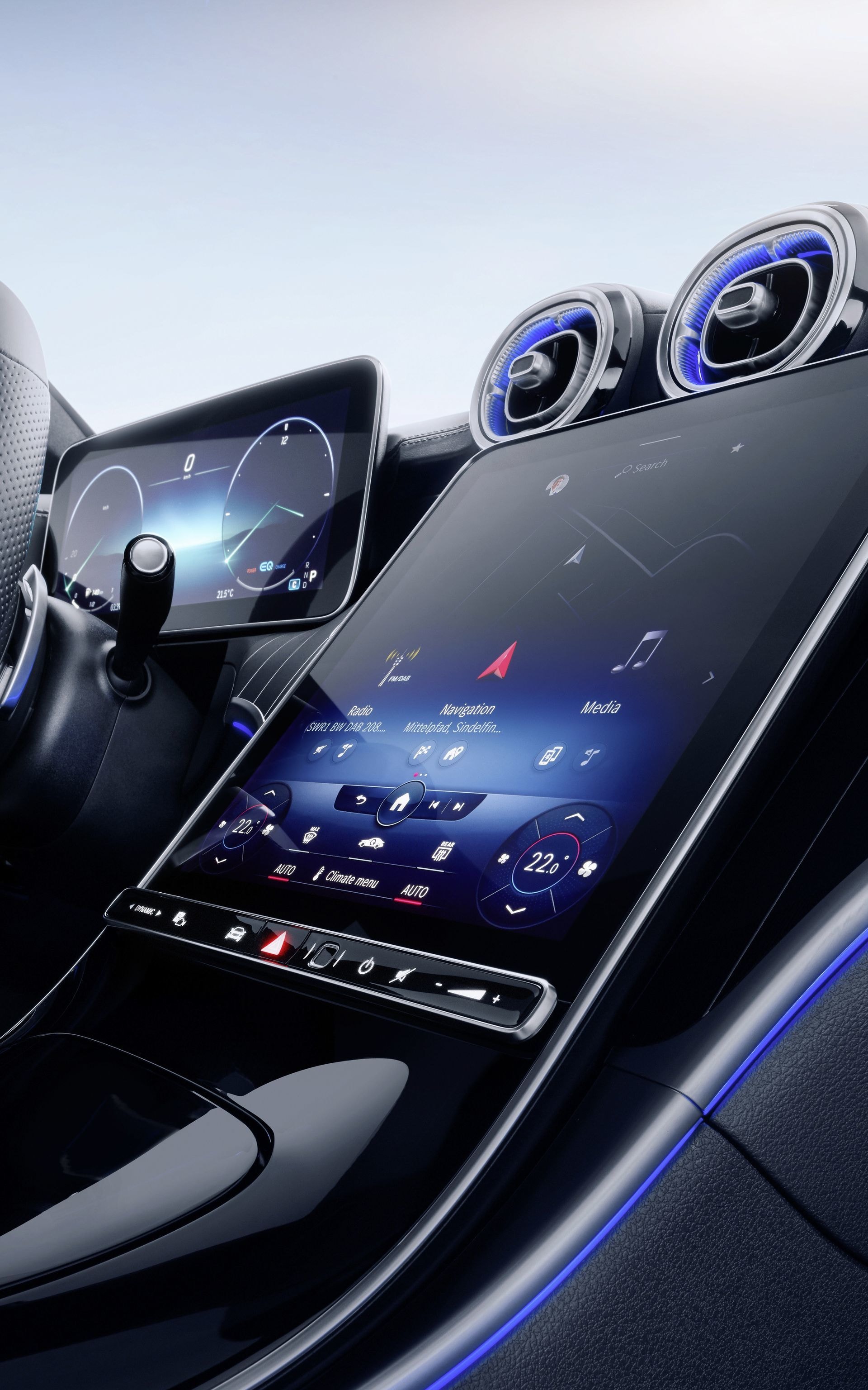 Interior del Clase C con enfoque en la pantalla digital del conductor y sistema central.