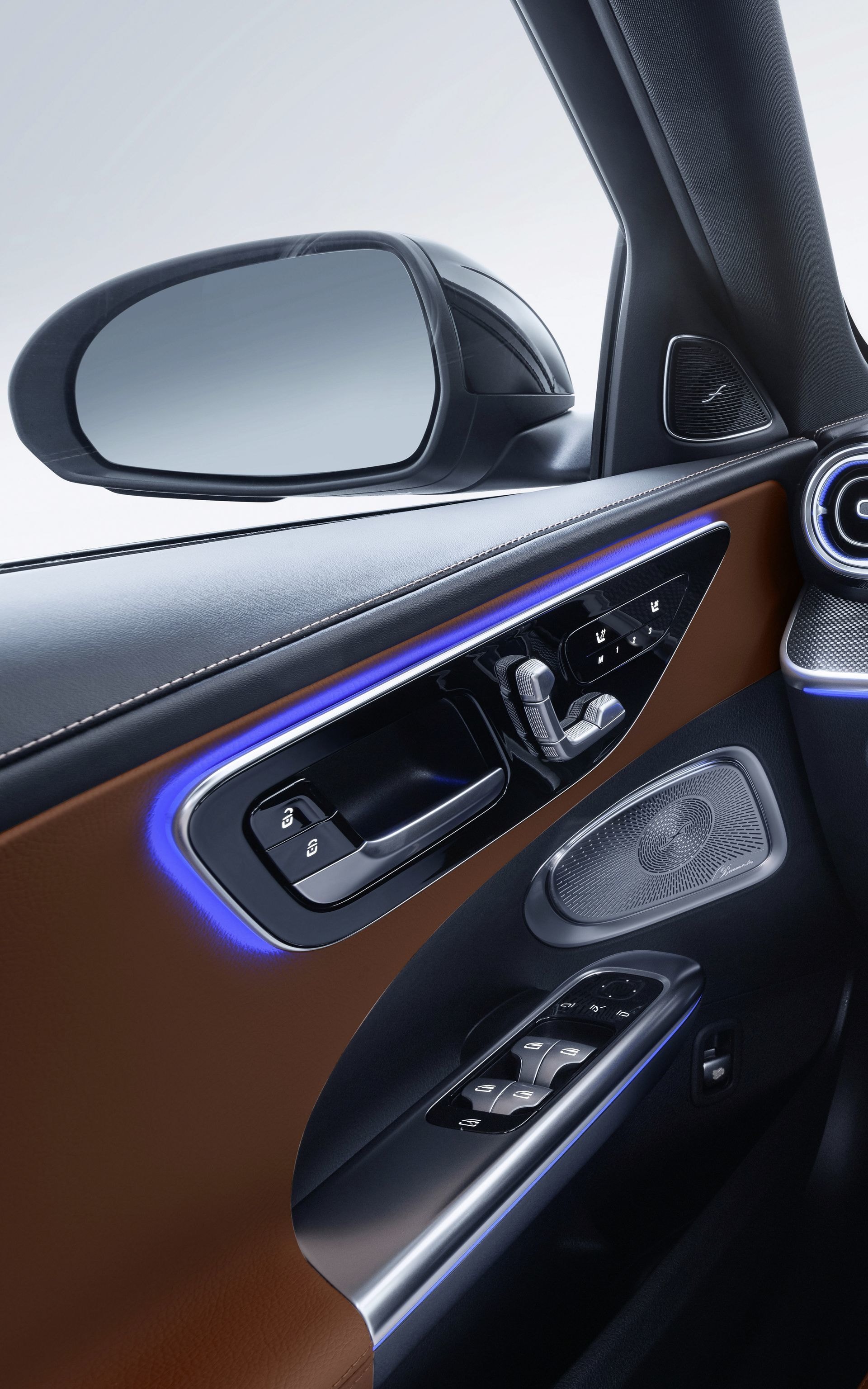 Detalle de la puerta con iluminación ambiental y acabados en Mercedes Clase C.