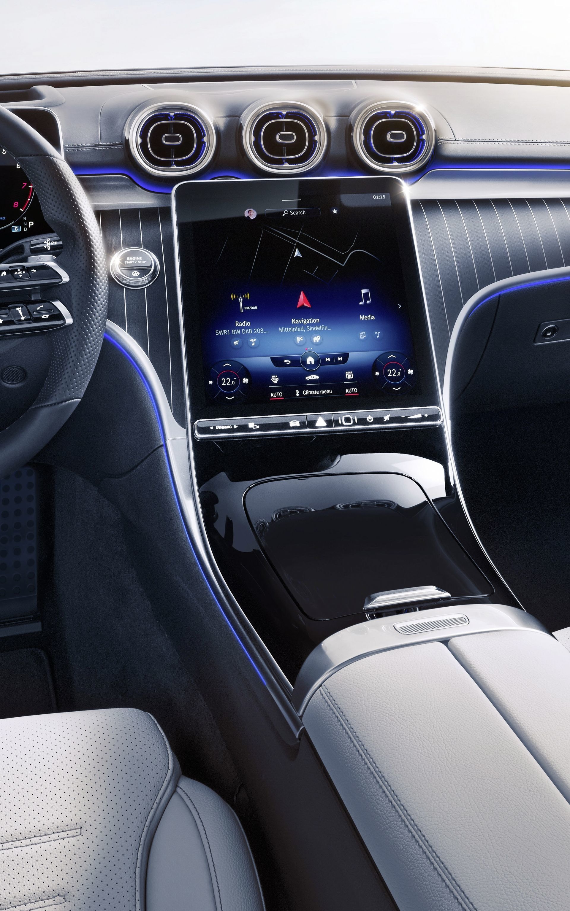 Imagen detallada del sistema de infotainment con pantalla táctil en el Mercedes Clase C.