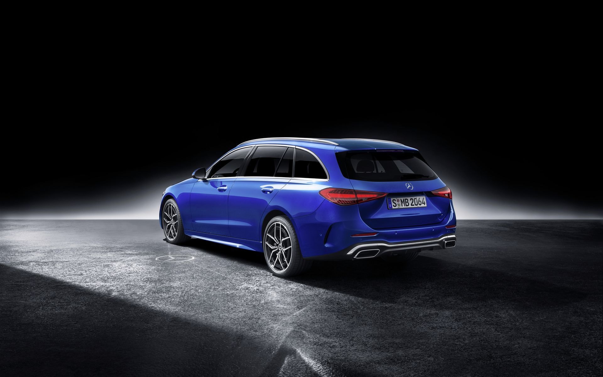 Imagen de la parte trasera de un Mercedes Clase C estacionado con diseño limpio