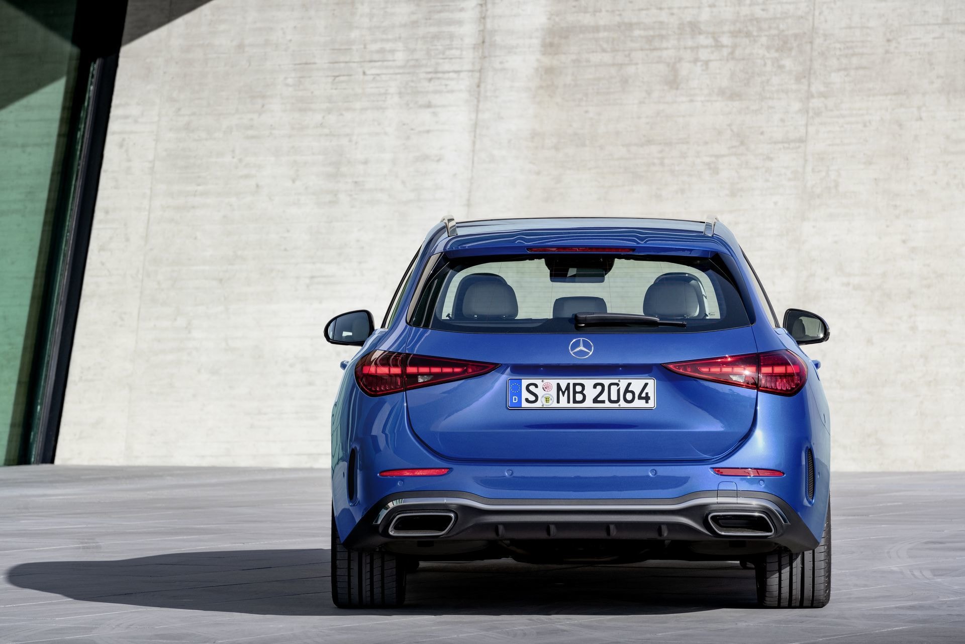 Trasera del Clase C Estate mostrando el diseño de sus pilotos y difusor.