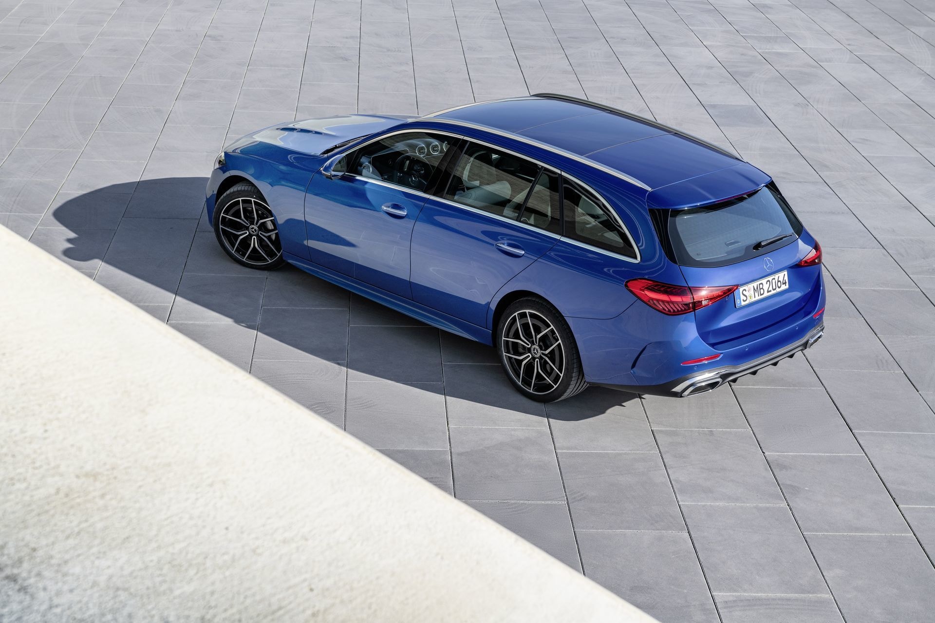 Trasera y lateral del Mercedes Clase C destacando su diseño estilizado.