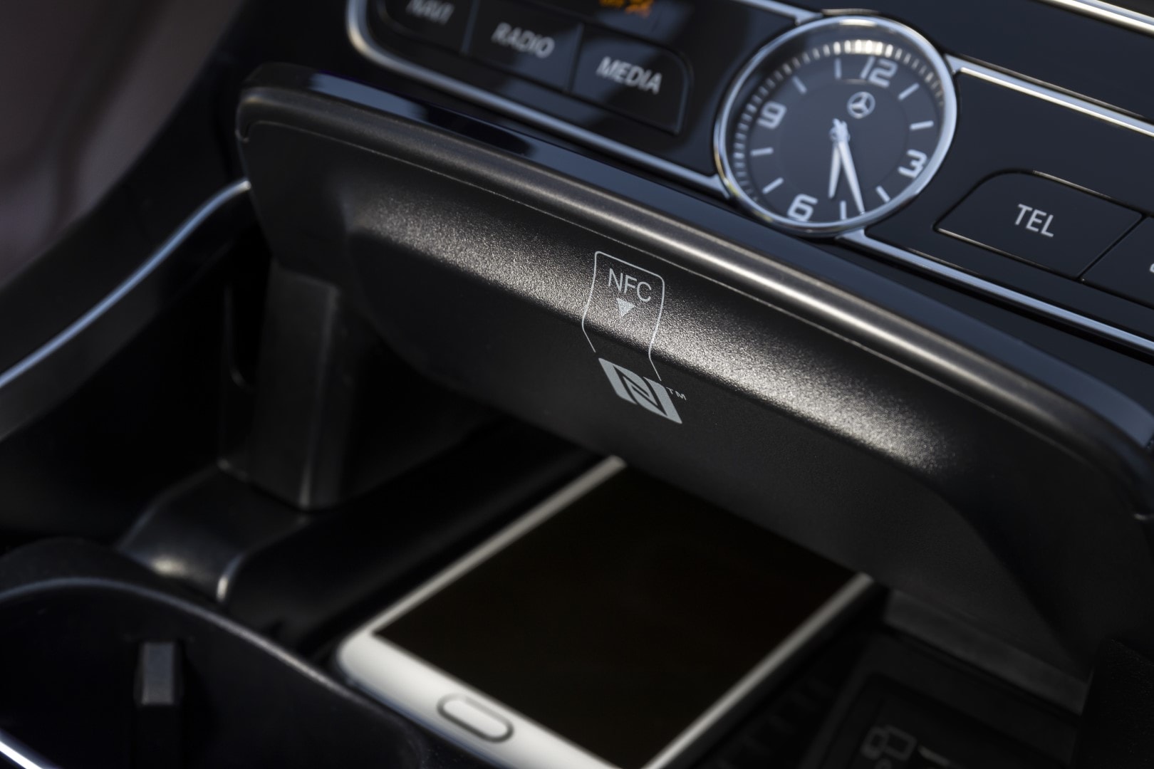 Cargador inalámbrico integrado en consola central.