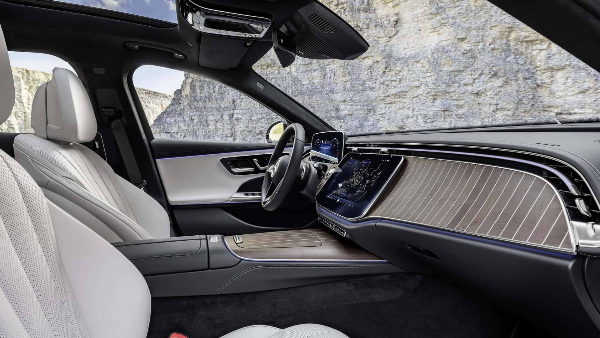 Detalle del asiento del conductor y la consola central del Mercedes.