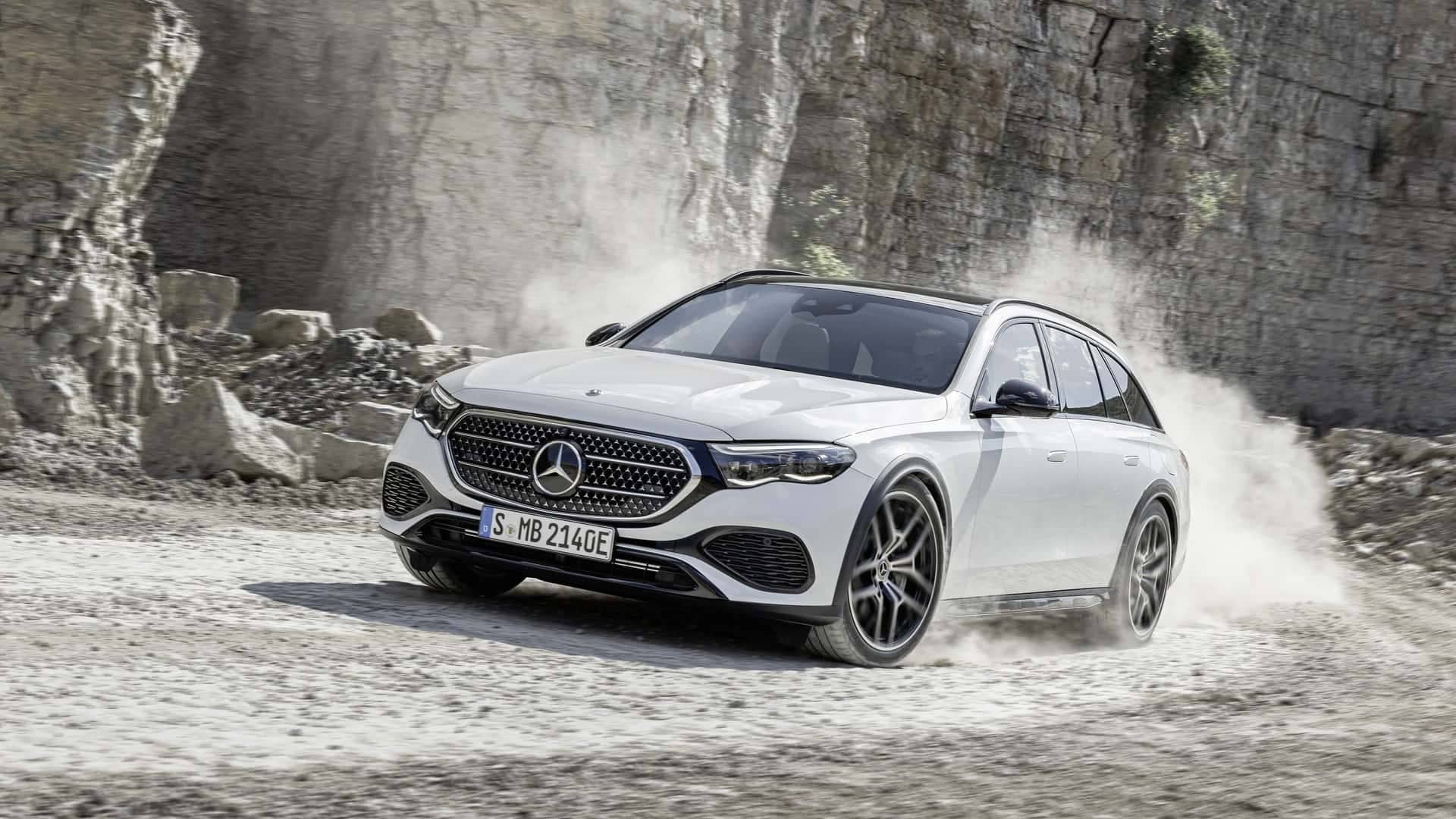 Mercedes Clase E All Terrain en movimiento sobre terreno irregular.