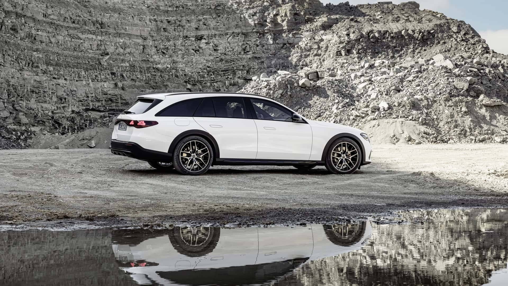 Reflejo del Mercedes Clase E All Terrain con una vista lateral trasera.
