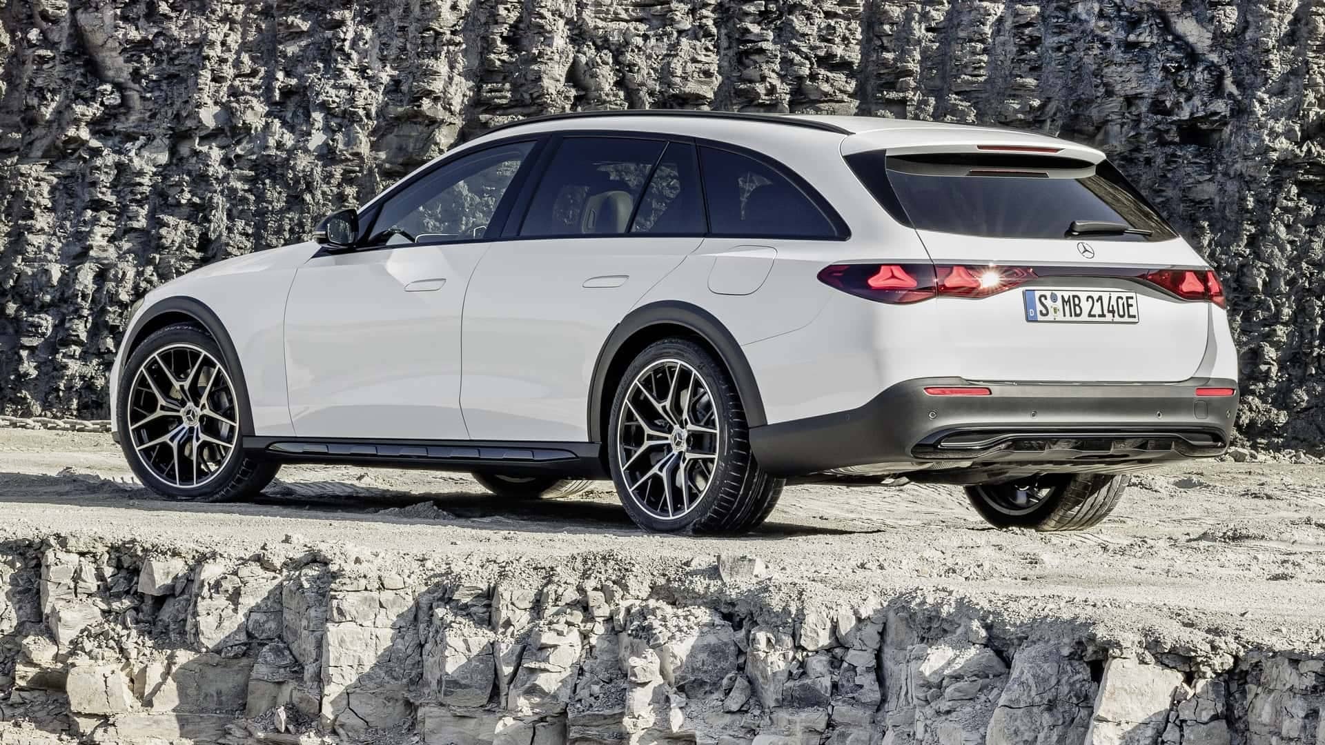 Perspectiva trasera lateral del Mercedes en su entorno natural.