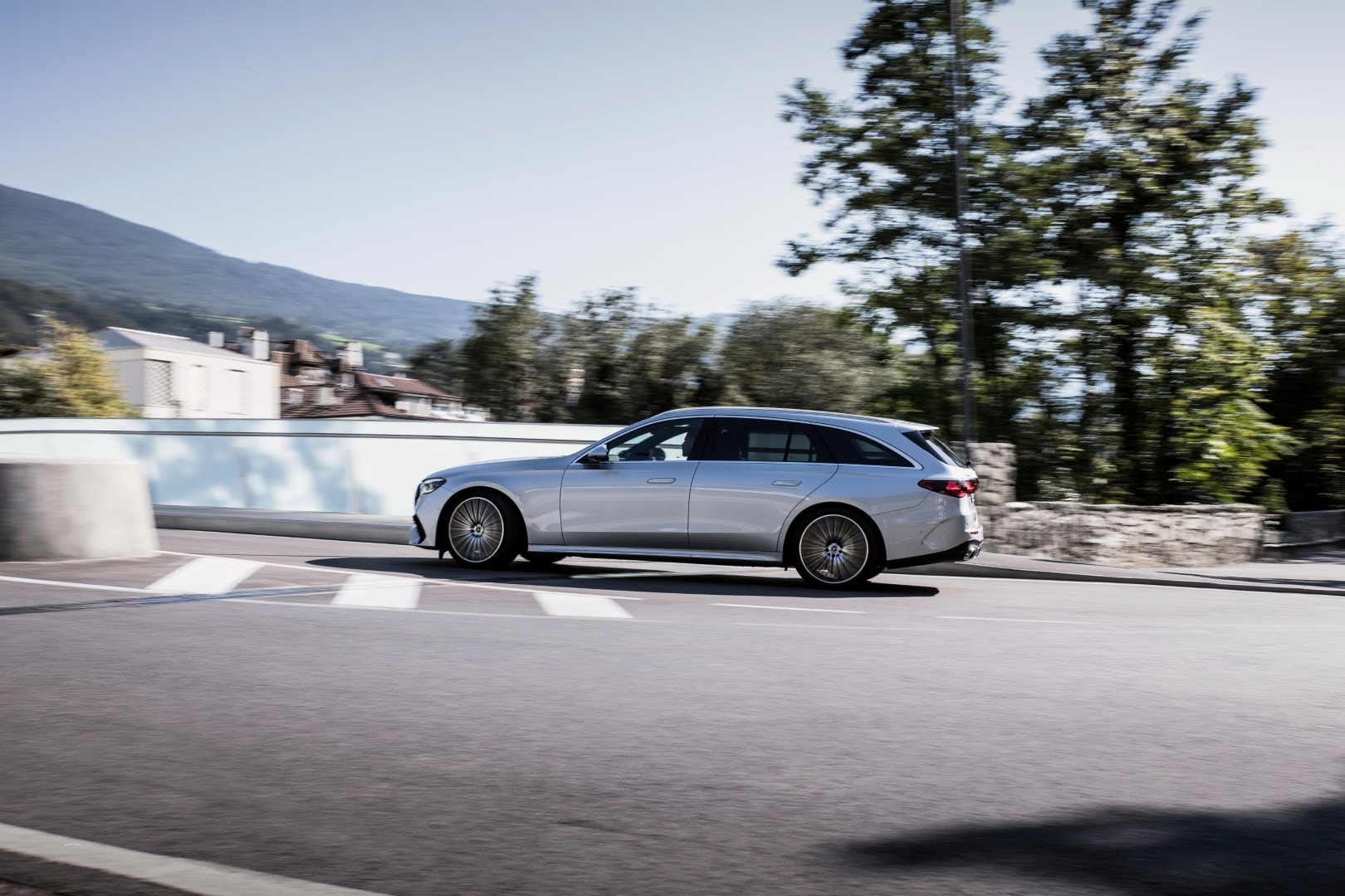 El Mercedes Clase E Estate pasando por la ciudad, una silueta inconfundible.