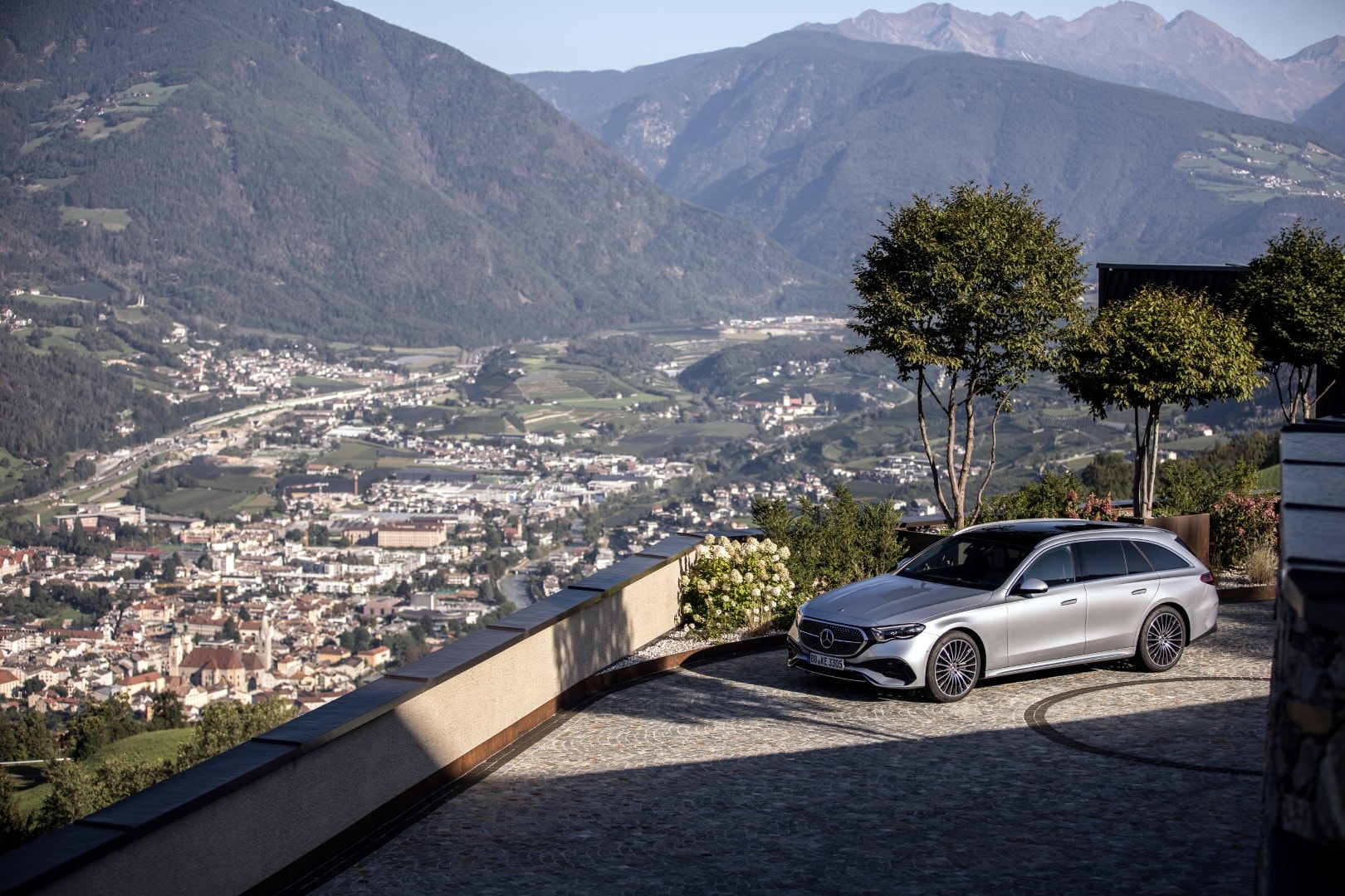 Vista lateral del Mercedes Clase E Estate con montañas al fondo.