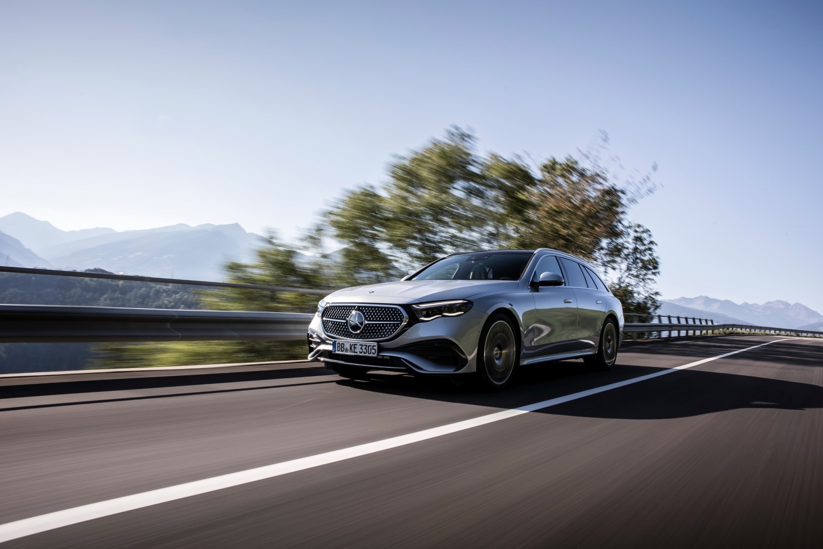 El Mercedes Clase E Estate en viaje, combinando estilo y performance.