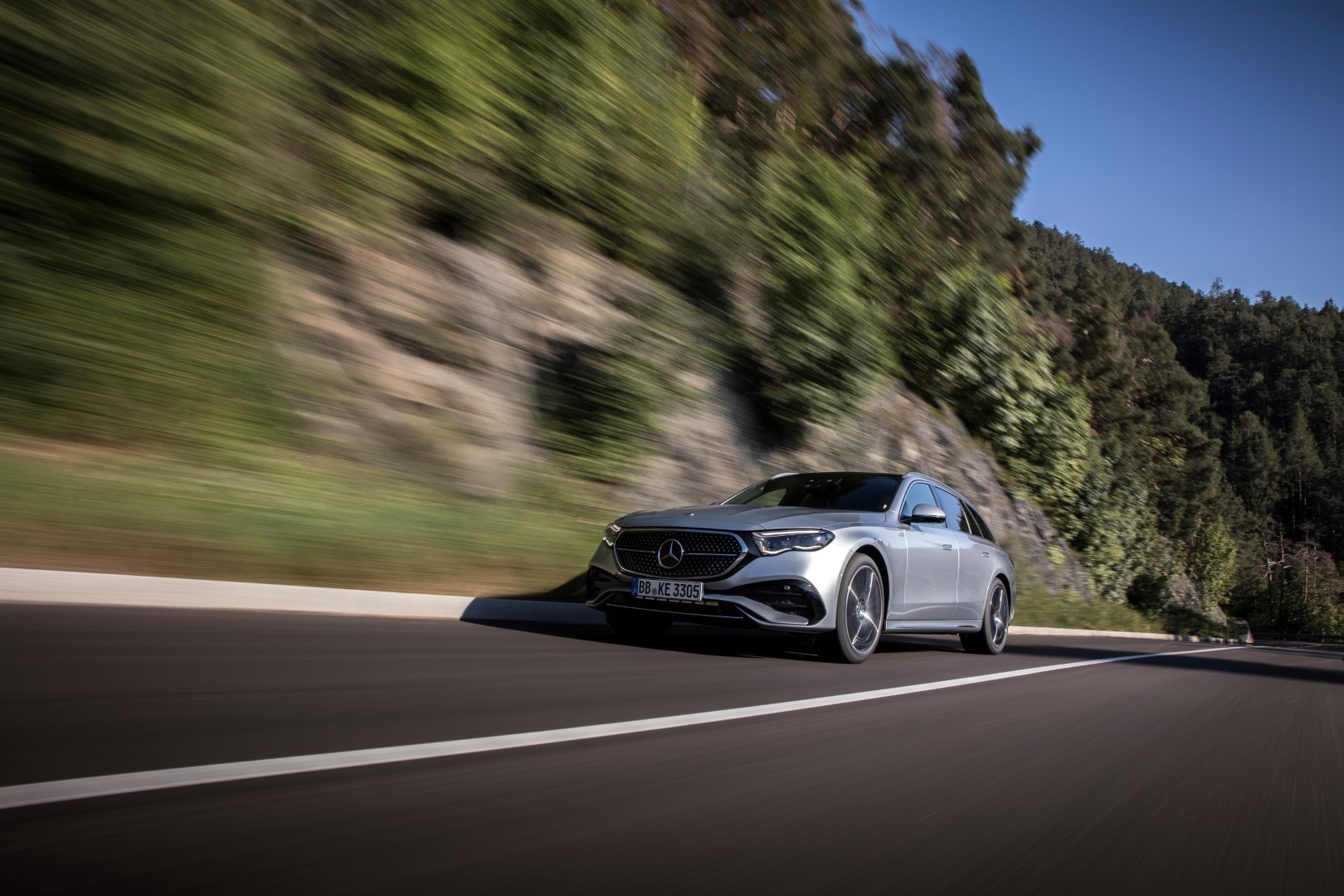El Mercedes Clase E Estate capturado en movimiento, integrándose con el paisaje.