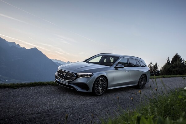 Perfil del Mercedes Clase E Estate al anochecer, luces y sombras que acentúan su diseño.