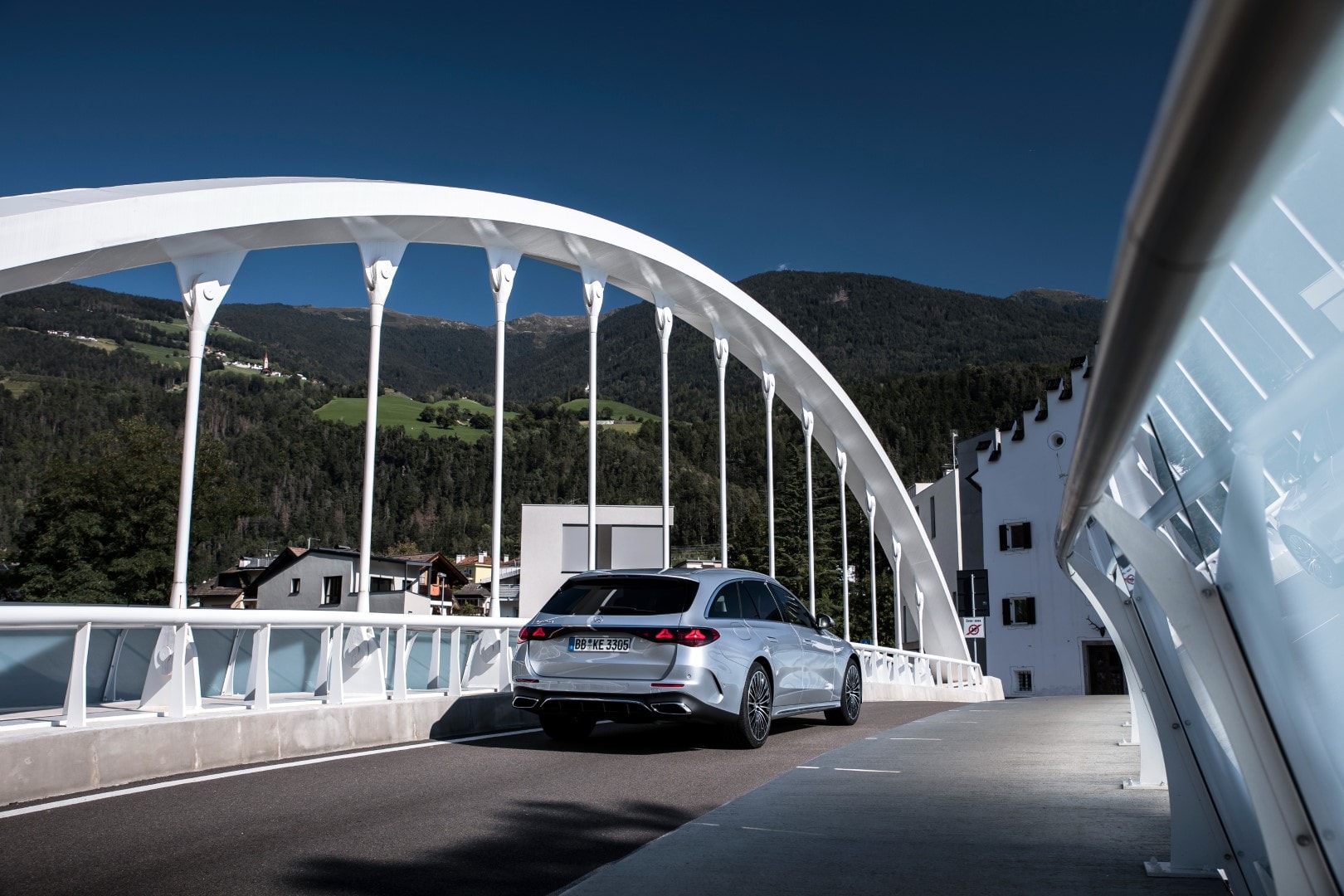 Mercedes Clase E Estate resaltando con su diseño trasero en un puente moderno.