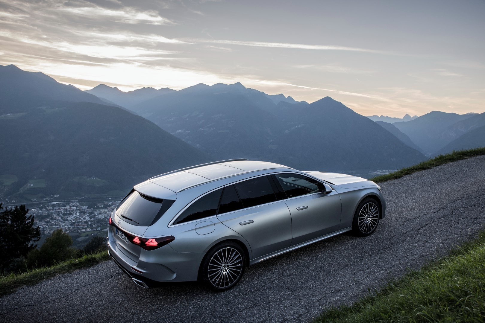 Vista trasera y lateral de un Mercedes Clase E Estate con paisaje montañoso.