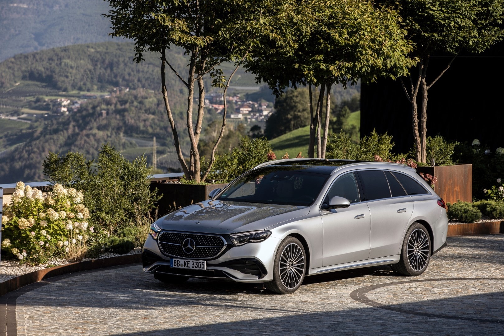 Mercedes Clase E Estate en un entorno natural, elegancia y deportividad.