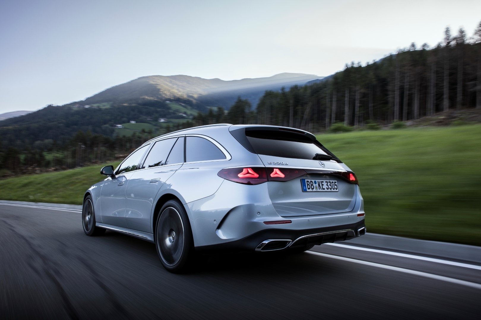 La trasera del Mercedes Clase E Estate captura su potencia y elegancia en carretera.