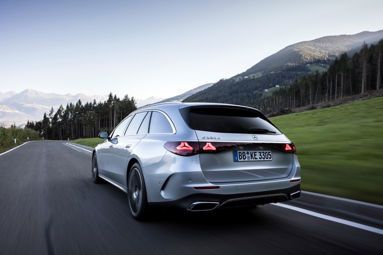 Potencia y elegancia en la trasera del Clase E Estate, en plena travesía.