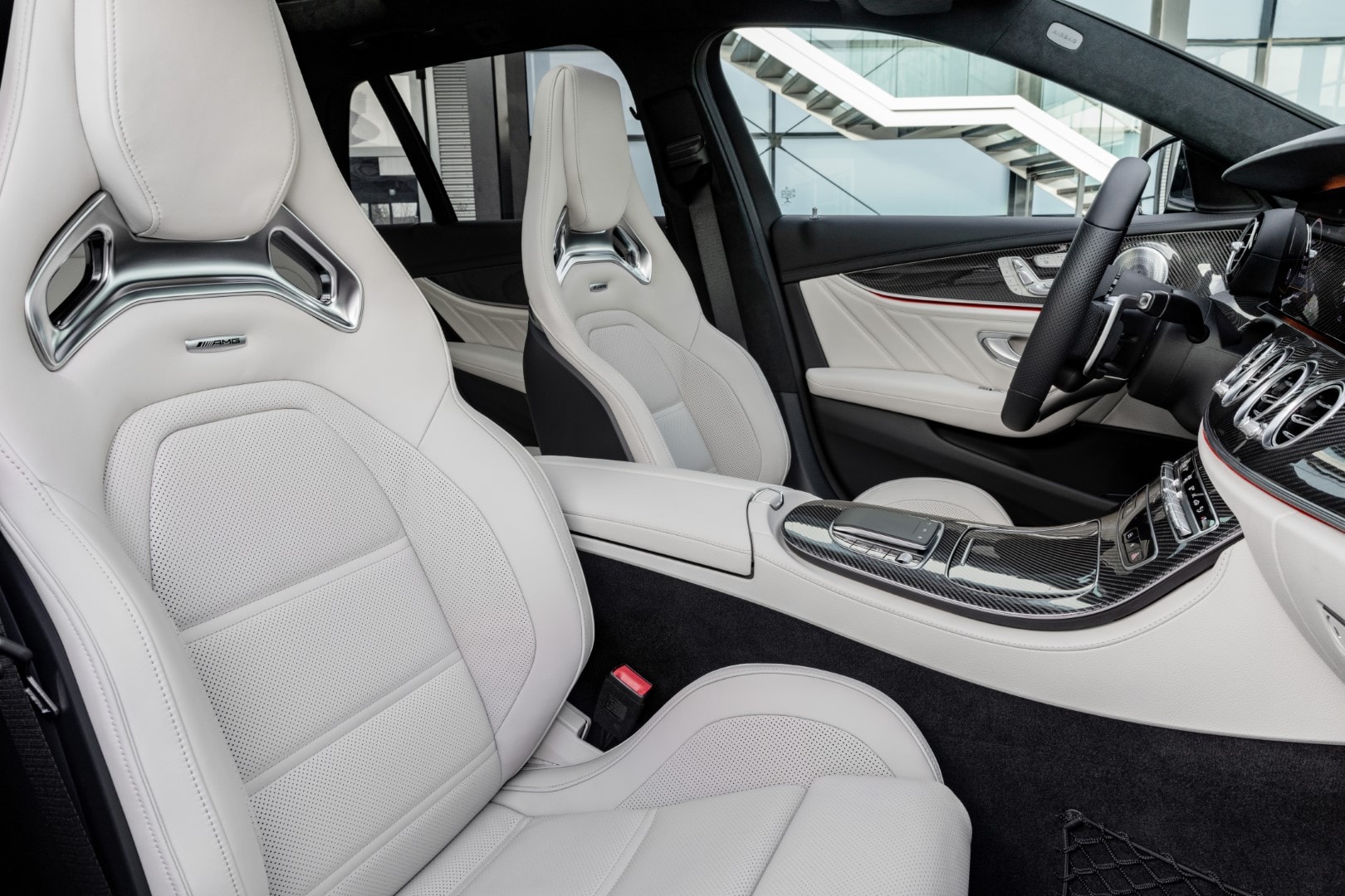 Asientos en acabado claro con contraste y ergonomía destacable.