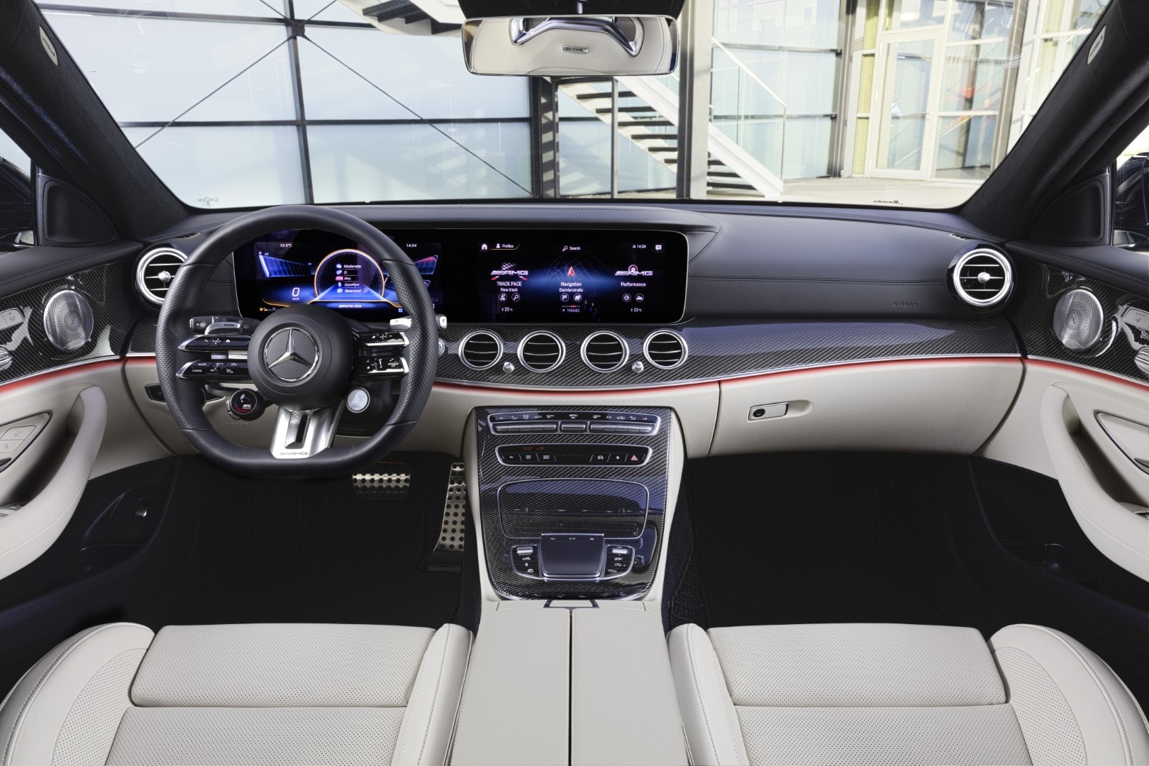 Vista del habitáculo con acabados de alta calidad y diseño ergonómico.