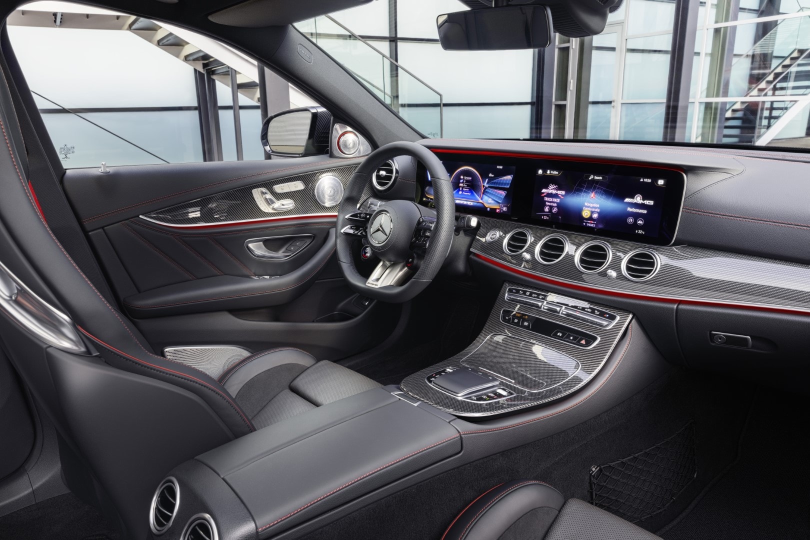 Espacio interior del Mercedes Clase E con enfoque en comodidad y diseño.