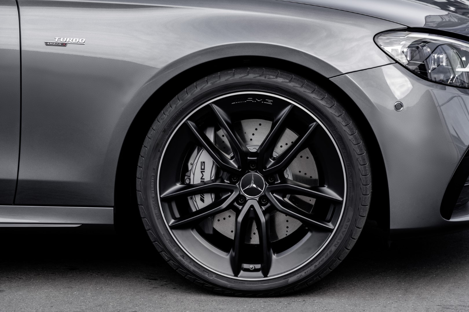 Detalle de la llanta AMG con frenos de alto rendimiento.