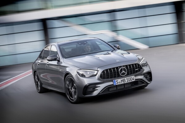 El Mercedes Clase E Híbrido en movimiento, mostrando su dinámica y estética deportiva. El Mercedes Clase E Híbrido en movimiento, mostrando su dinámica y estética deportiva.