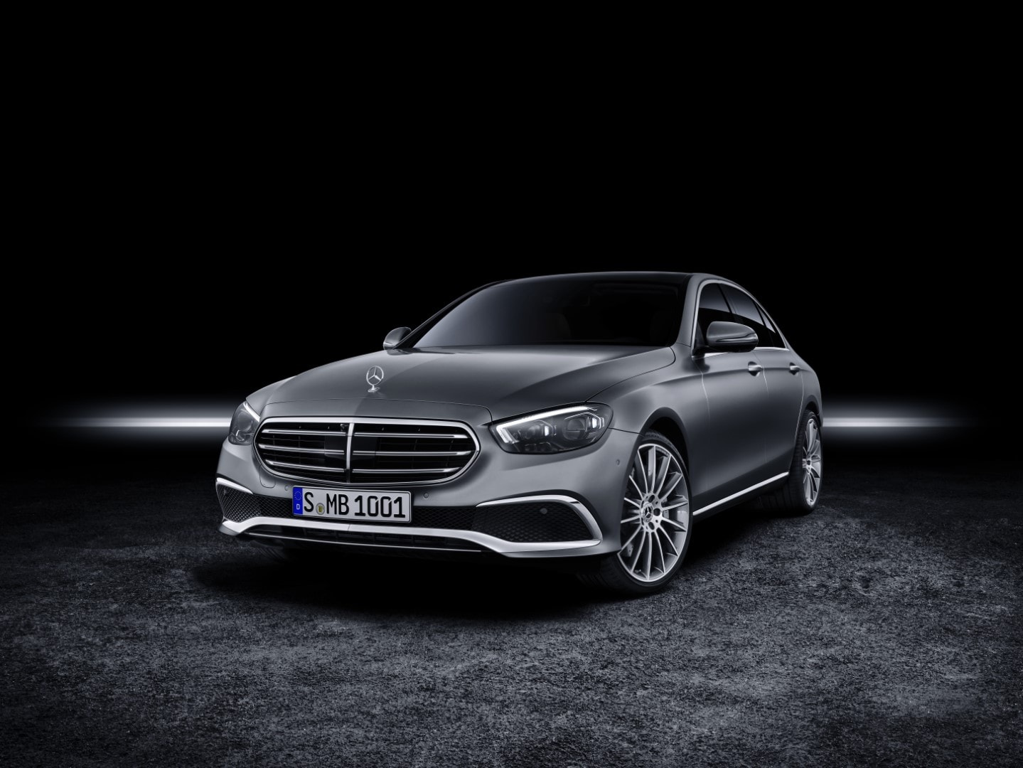 Imagen frontal resaltando la elegancia y diseño moderno del Mercedes Clase E Híbrido.