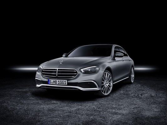 Imagen frontal resaltando la elegancia y diseño moderno del Mercedes Clase E Híbrido. Imagen frontal resaltando la elegancia y diseño moderno del Mercedes Clase E Híbrido.