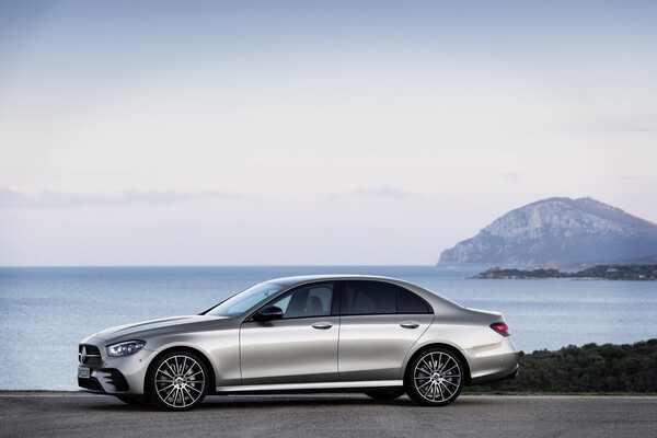 Perfil lateral del Mercedes Clase E Híbrido con vistas al diseño de las llantas y carrocería. Perfil lateral del Mercedes Clase E Híbrido con vistas al diseño de las llantas y carrocería.