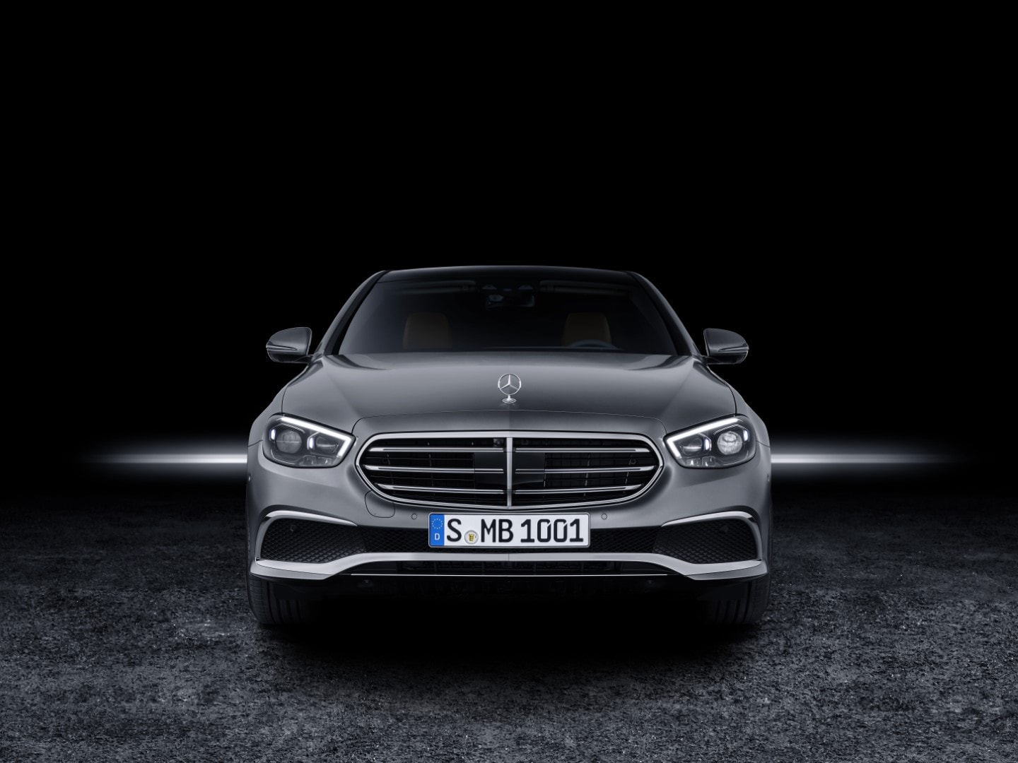 Imagen frontal del Mercedes Clase E Híbrido destacando su parrilla y faros característicos.