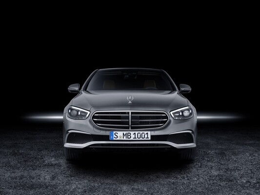 Imagen frontal del Mercedes Clase E Híbrido destacando su parrilla y faros característicos. Imagen frontal del Mercedes Clase E Híbrido destacando su parrilla y faros característicos.