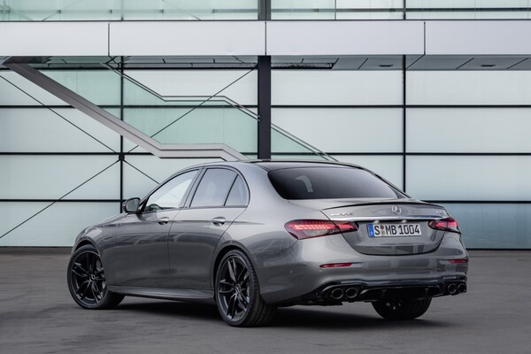 Vista trasera y lateral que muestra el diseño y las líneas del Mercedes Clase E Híbrido. Vista trasera y lateral que muestra el diseño y las líneas del Mercedes Clase E Híbrido.