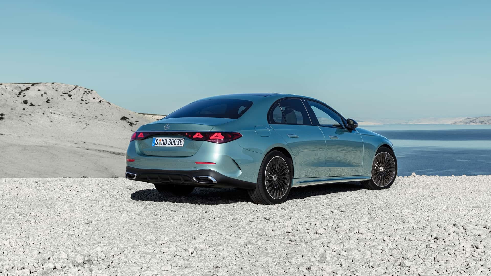 Vista trasera lateral del Mercedes Clase E Híbrido estacionado.