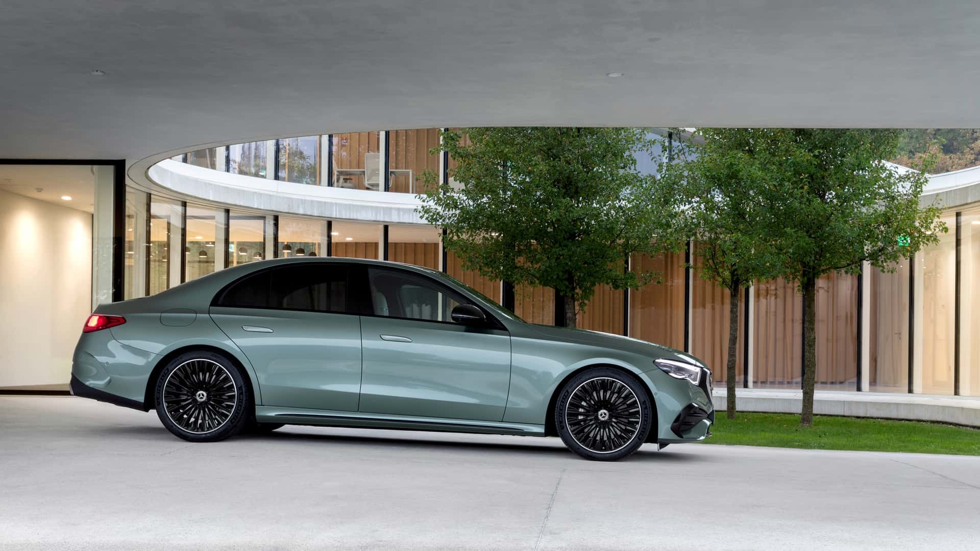 Perfil lateral Mercedes Clase E Híbrido en entorno urbano.