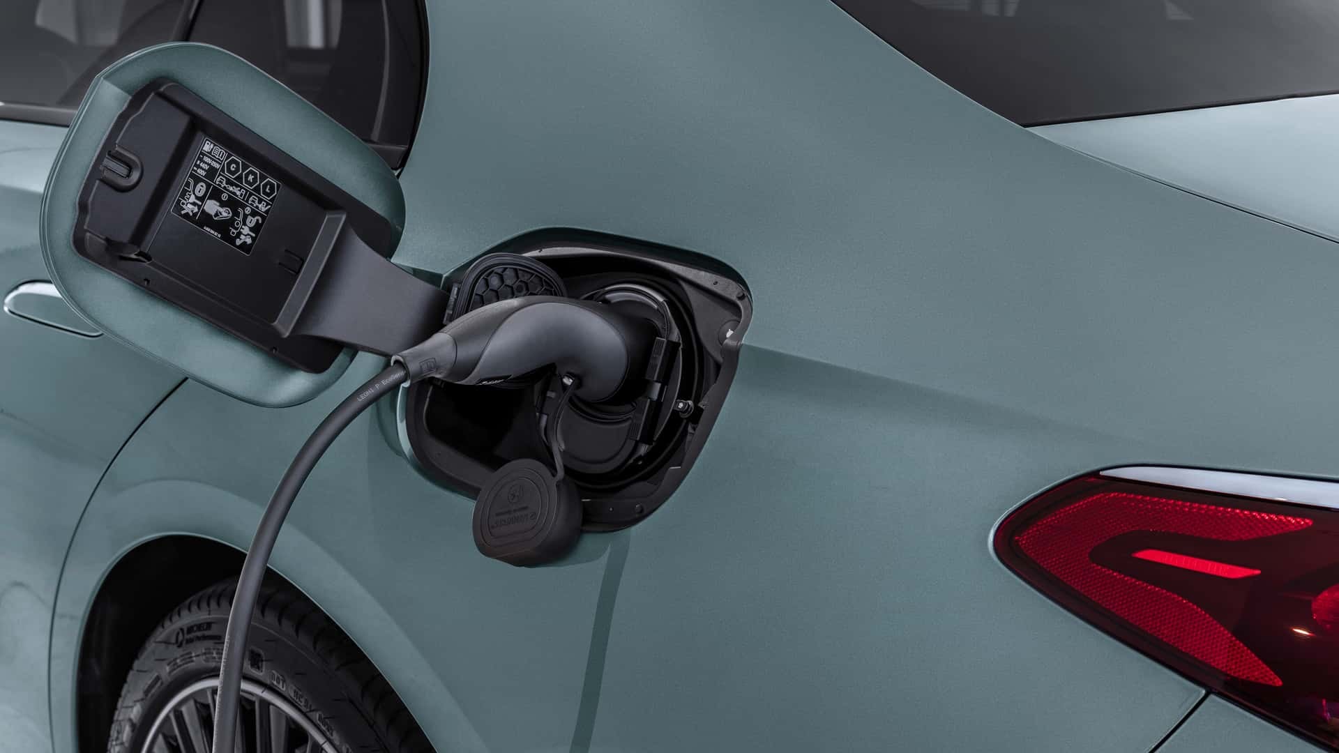 Detalle del punto de carga del Mercedes Clase E Híbrido.