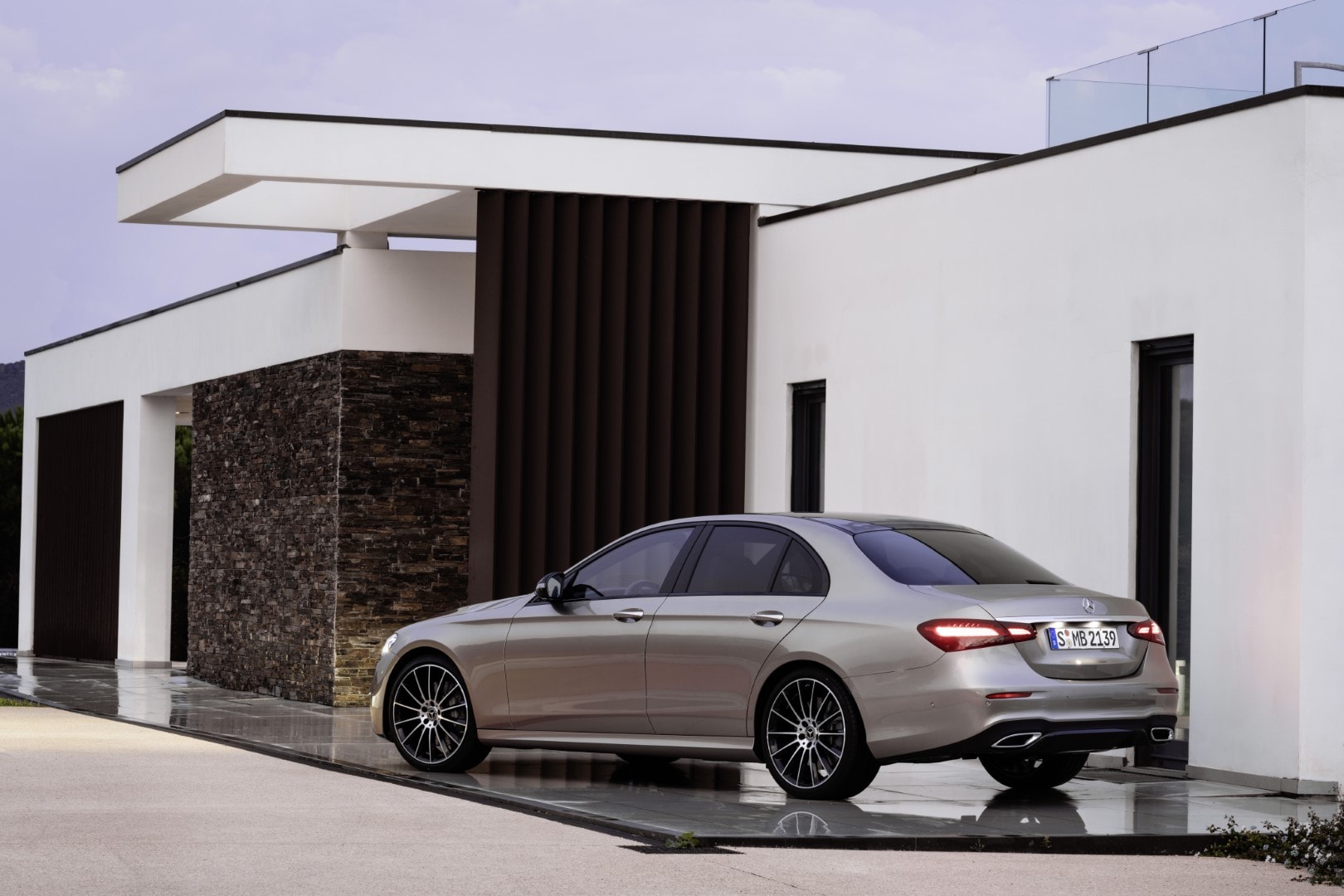 Imagen trasera y lateral que muestra el diseño elegante del vehículo.