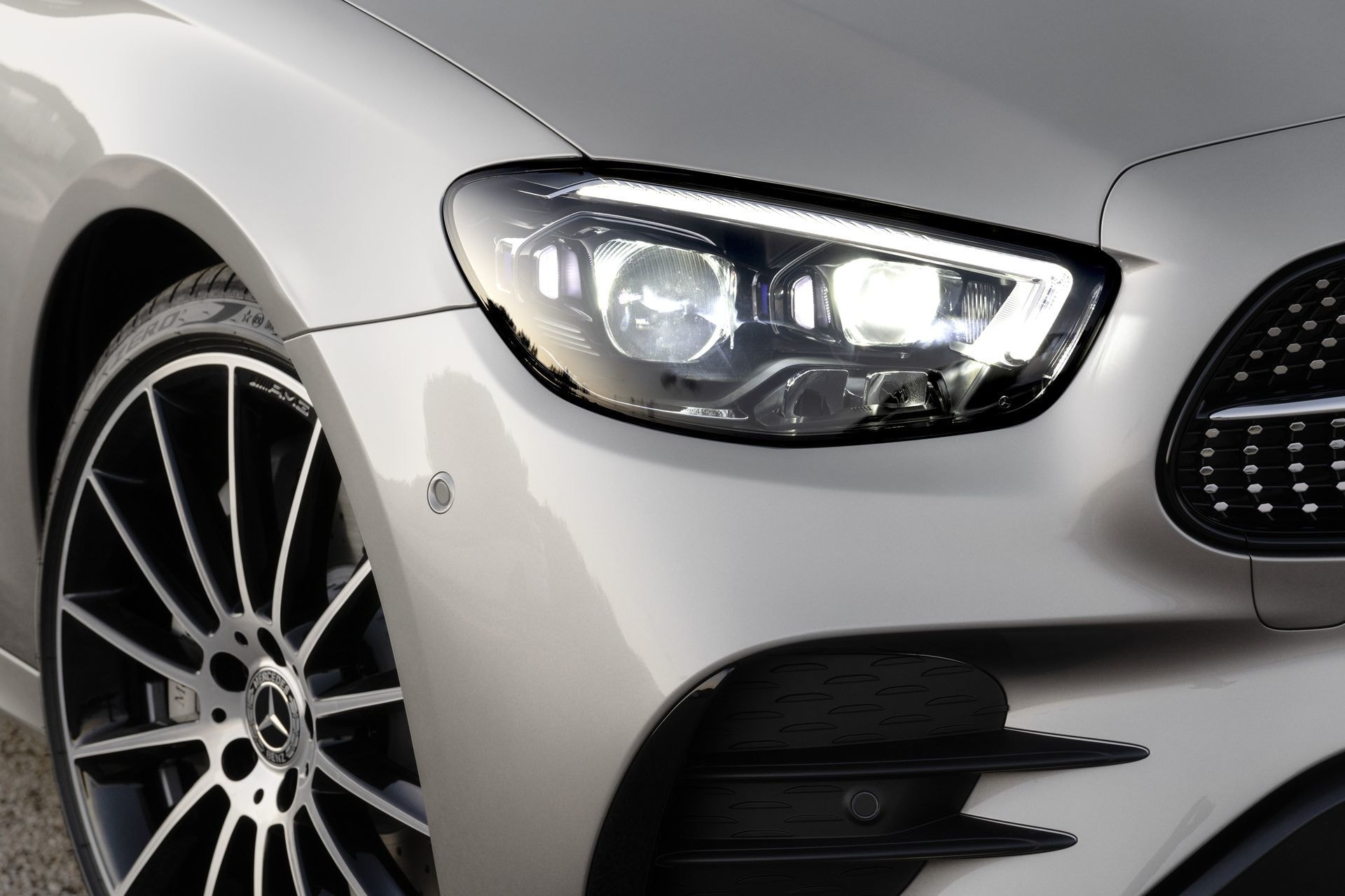 Vista detallada del faro LED de alta performance.