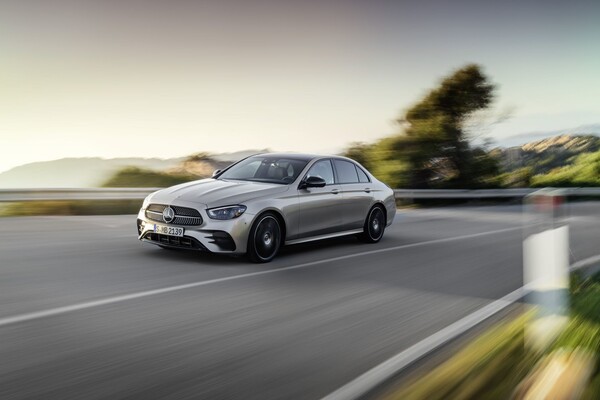 Mercedes Clase E en movimiento mostrando dinámica y diseño.