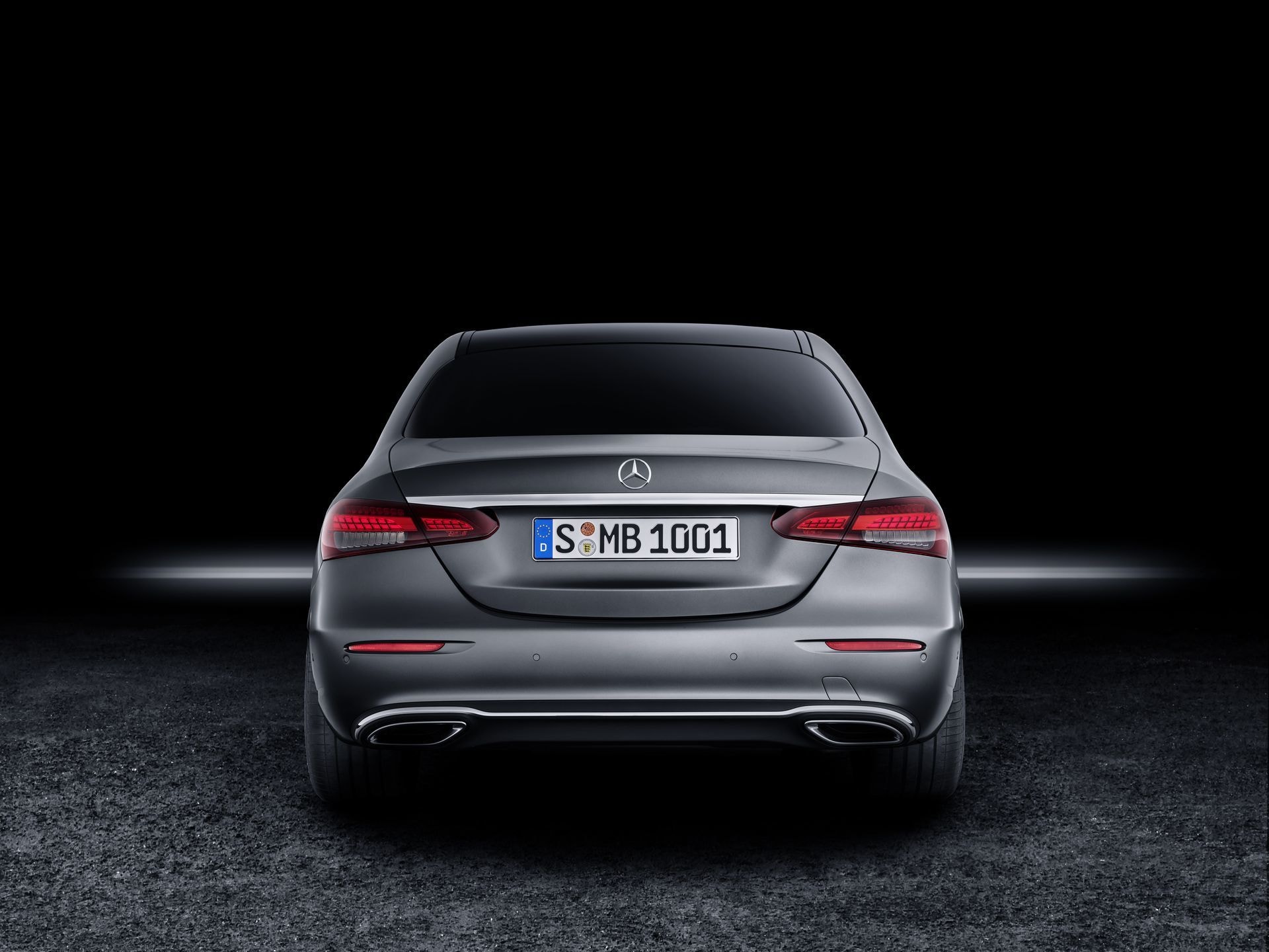 Diseño trasero con escapes integrados y luces traseras LED del Clase E.