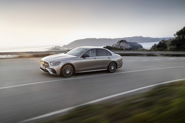 Imagen lateral del Mercedes Clase E mostrando líneas y estilo. Imagen lateral del Mercedes Clase E mostrando líneas y estilo.