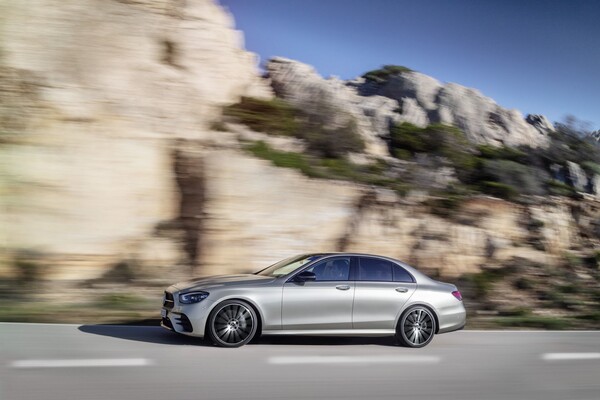 Perfil lateral del Mercedes Clase E capturando su elegancia. Perfil lateral del Mercedes Clase E capturando su elegancia.