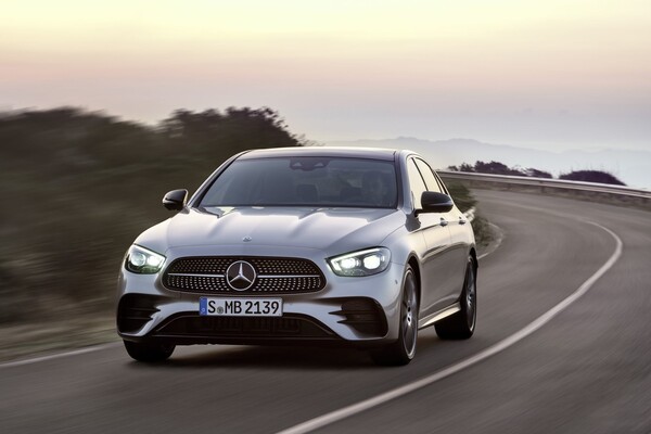 Lateral del Mercedes Clase E evocando viajes y comodidad. Lateral del Mercedes Clase E evocando viajes y comodidad.