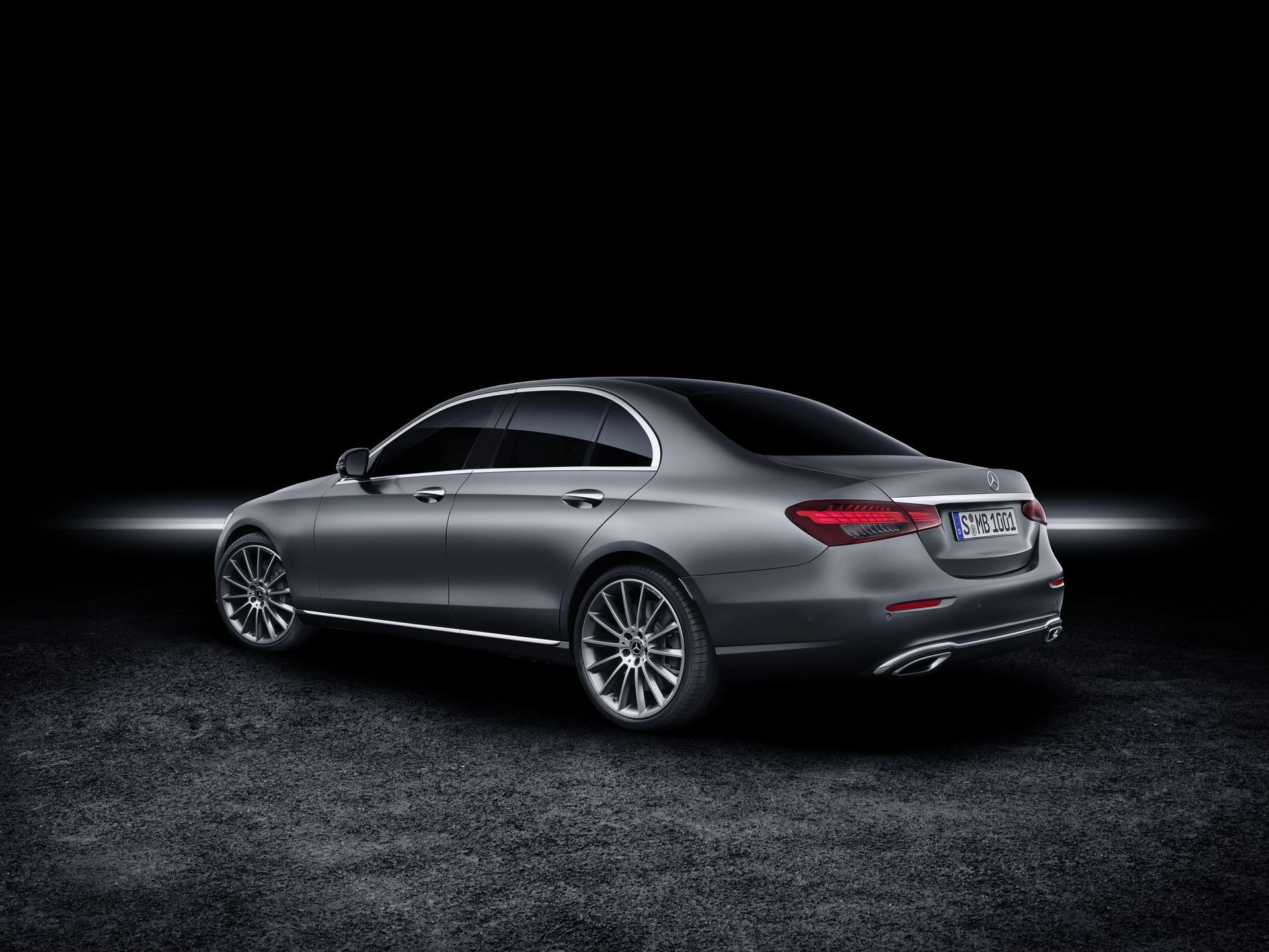 Diseño sofisticado y líneas fluidas en la vista trasera lateral.