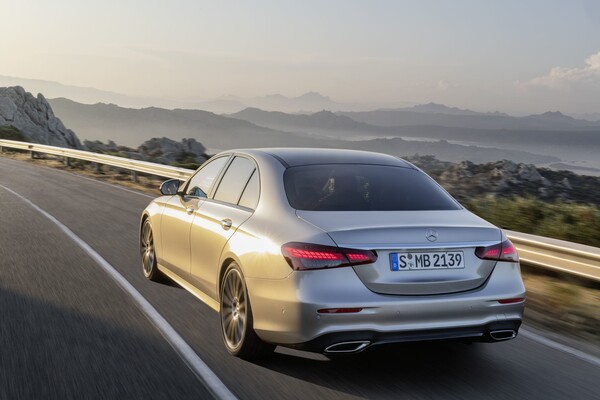 Ángulo trasero del Mercedes Clase E realzando su diseño aerodinámico. Ángulo trasero del Mercedes Clase E realzando su diseño aerodinámico.